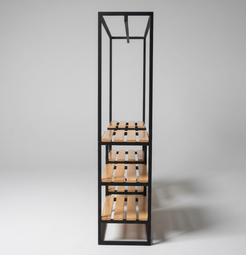 Detalle de los estantes de madera del ropero